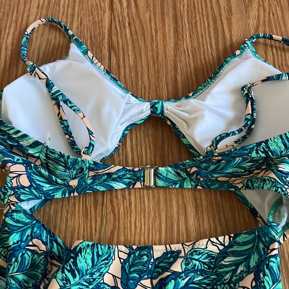 Cupshe bathing suit - Picture 2 of 3